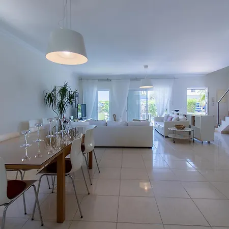 Villa Altura Villa *